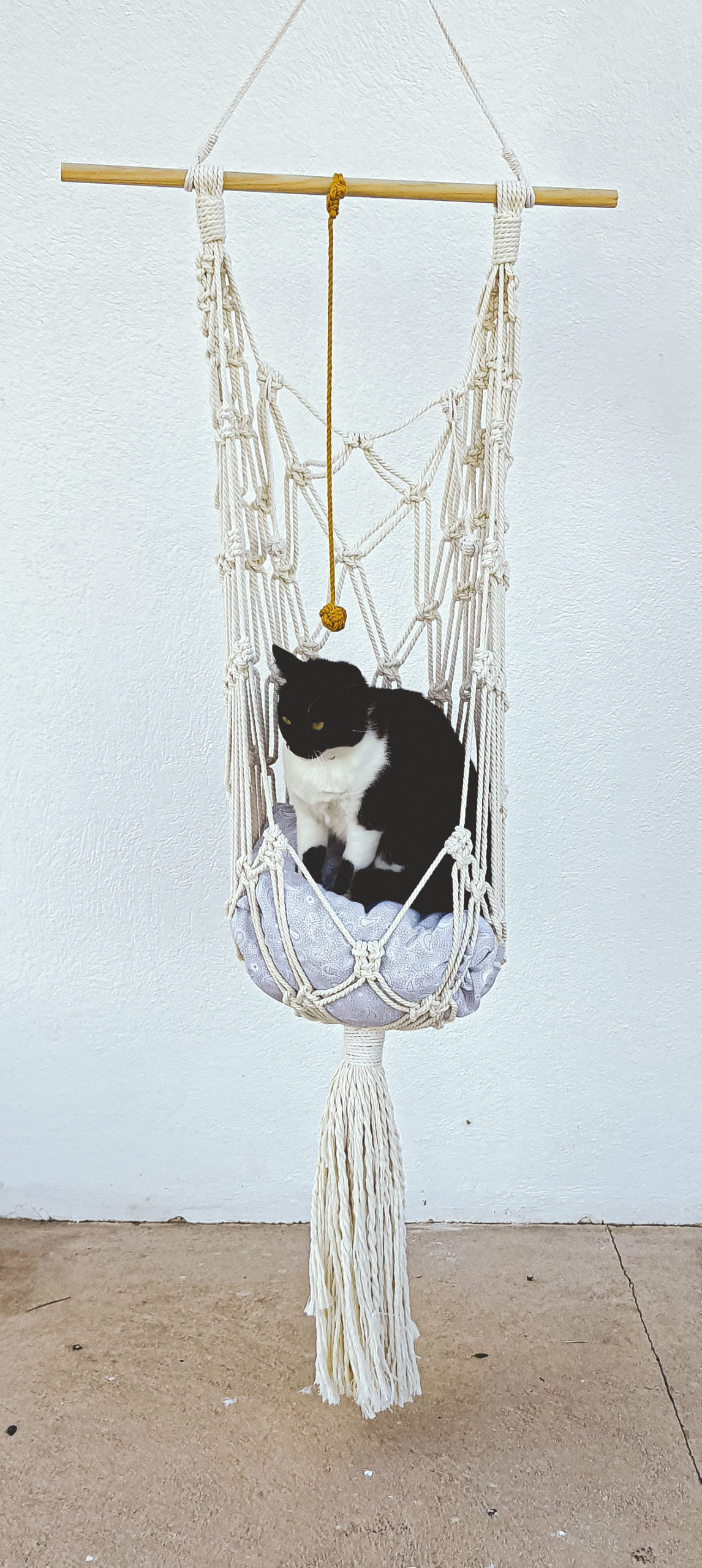 Hamaca de gato de macramé gfabicada con algodón orgánico y materiales sostenibles